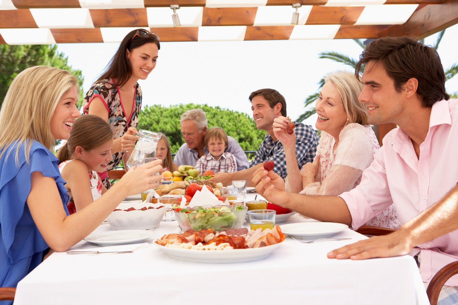 family-reunion-outdoor-table-food